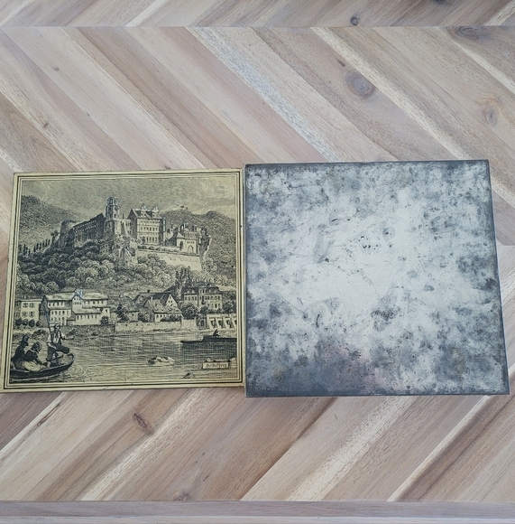 2 Vintage Embossed Tin Boxes - Rembrandt, Old World Castle, Europe, Musketeers - Picture 10 of 13